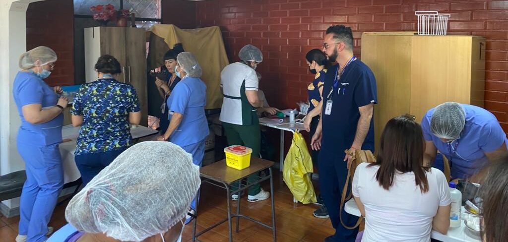 Estudiantes de Técnico en Enfermería realizan operativo en  Cesfam N°1 de Santiago